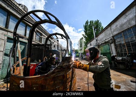 Non Exclusive: ZAPORIZHZHIA, UKRAINE - MAY 19, 2022 - Member of the Palianytsia Charity Foundation, welder Yevhen Blahun (R) works on the 2.5-tonne mo