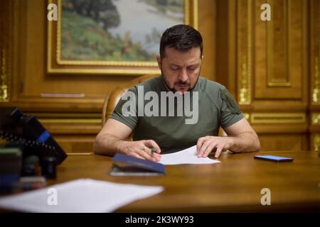 Kyiv, Ukraine. 28th Sep, 2022. Ukrainian President Volodymyr Zelenskyy, holds a conference call with British Prime Minister Liz Truss from the Mariinskyi Palace, September 28, 2022 in Kyiv Ukraine. Credit: Ukrainian Presidential Press Office/Ukraine Presidency/Alamy Live News Stock Photo
