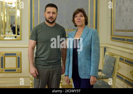 Kyiv, Ukraine. 28th Sep, 2022. Ukrainian President Volodymyr Zelenskyy, poses with the French Minister for Europe and Foreign Affairs Catherine Colonna prior to their face-to-face bilateral meeting the Mariinskyi Palace, September 27, 2022 in Kyiv Ukraine. Credit: Ukrainian Presidential Press Office/Ukraine Presidency/Alamy Live News Stock Photo