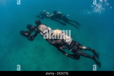 , United States of America. 24 September, 2022. U.S. Navy SEALs assigned to Naval Special Warfare command operate a Diver Propulsion Device during high-altitude dive training at a mountain lake, September 24, 2022 in Northern California.  Credit: MC2 Alex Perlman/US Navy Photo/Alamy Live News Stock Photo