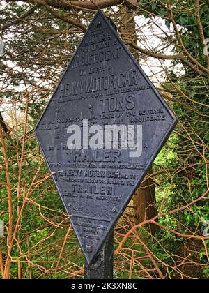 Diamond shaped bridge weight sign, for the MSSC, Grappenhall village, Warrington, Cheshire, England, UK, WA1 3EP Stock Photo