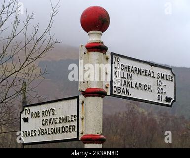 foggy Scottish road sign, fingerpost, to Rob Roys Grave, Balquhidder, Lochearnhead, Scotland, UK,  FK19 8PA, to Oban, Killin & lochearnhead Stock Photo