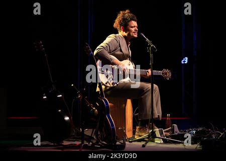 Australian singer songwriter and blues guitarist ash grunwald performs ...