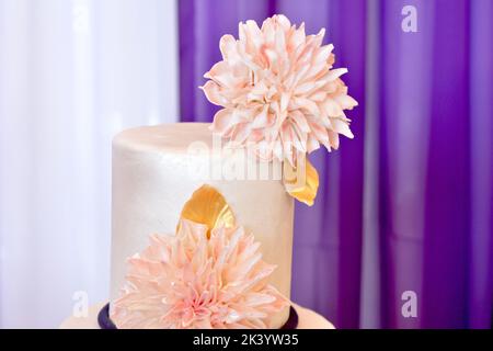 The top of a cake, decorated with a large beige chrysanthemum Stock Photo