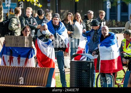 Nijmegen, Netherlands. 29th Sep, 2022. King Willem-Alexander of The Netherlands arrives at the Radboudumc in Nijmegen, on September 29, 2022, to open the new main building, it is part of the new Radboudumc campus, where care, education and research are more closely linked than in the old situation. Protesters hold up a sign with the text Willem de Verrader ( the traitor ) Photo: Albert Nieboer/Netherlands OUT/Point de Vue OUT Credit: dpa picture alliance/Alamy Live News Credit: dpa picture alliance/Alamy Live News Stock Photo