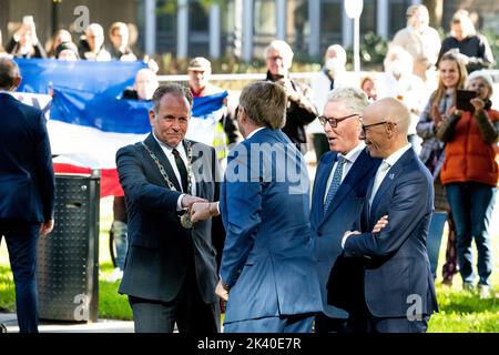 Nijmegen, Netherlands. 29th Sep, 2022. King Willem-Alexander of The Netherlands arrives at the Radboudumc in Nijmegen, on September 29, 2022, to open the new main building, it is part of the new Radboudumc campus, where care, education and research are more closely linked than in the old situation. Protesters hold up a sign with the text Willem de Verrader ( the traitor ) Photo: Albert Nieboer/Netherlands OUT/Point de Vue OUT Credit: dpa picture alliance/Alamy Live News Credit: dpa picture alliance/Alamy Live News Stock Photo