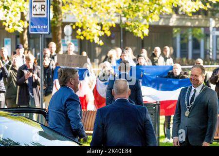 Nijmegen, Netherlands. 29th Sep, 2022. King Willem-Alexander of The Netherlands arrives at the Radboudumc in Nijmegen, on September 29, 2022, to open the new main building, it is part of the new Radboudumc campus, where care, education and research are more closely linked than in the old situation. Protesters hold up a sign with the text Willem de Verrader ( the traitor ) Photo: Albert Nieboer/Netherlands OUT/Point de Vue OUT Credit: dpa picture alliance/Alamy Live News Credit: dpa picture alliance/Alamy Live News Stock Photo