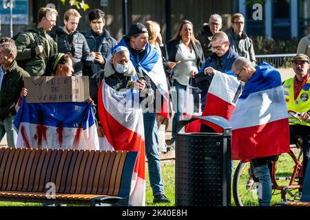 Nijmegen, Netherlands. 29th Sep, 2022. King Willem-Alexander of The Netherlands arrives at the Radboudumc in Nijmegen, on September 29, 2022, to open the new main building, it is part of the new Radboudumc campus, where care, education and research are more closely linked than in the old situation. Protesters hold up a sign with the text Willem de Verrader ( the traitor ) Photo: Albert Nieboer/Netherlands OUT/Point de Vue OUT Credit: dpa picture alliance/Alamy Live News Credit: dpa picture alliance/Alamy Live News Stock Photo