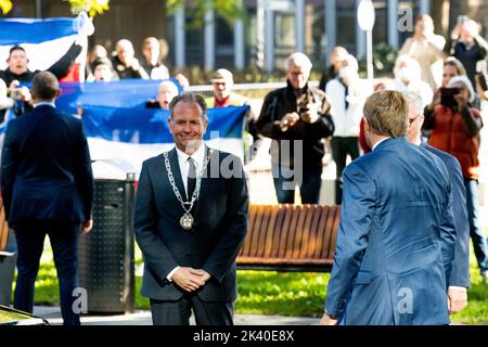 Nijmegen, Netherlands. 29th Sep, 2022. King Willem-Alexander of The Netherlands arrives at the Radboudumc in Nijmegen, on September 29, 2022, to open the new main building, it is part of the new Radboudumc campus, where care, education and research are more closely linked than in the old situation. Protesters hold up a sign with the text Willem de Verrader ( the traitor ) Photo: Albert Nieboer/Netherlands OUT/Point de Vue OUT Credit: dpa picture alliance/Alamy Live News Credit: dpa picture alliance/Alamy Live News Stock Photo