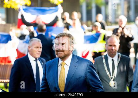 Nijmegen, Netherlands. 29th Sep, 2022. King Willem-Alexander of The Netherlands arrives at the Radboudumc in Nijmegen, on September 29, 2022, to open the new main building, it is part of the new Radboudumc campus, where care, education and research are more closely linked than in the old situation. Protesters hold up a sign with the text Willem de Verrader ( the traitor ) Photo: Albert Nieboer/Netherlands OUT/Point de Vue OUT Credit: dpa picture alliance/Alamy Live News Credit: dpa picture alliance/Alamy Live News Stock Photo