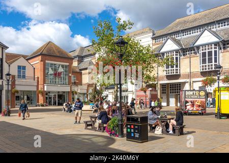 County square shopping centre, shoppers shopping at mall, christmas ...