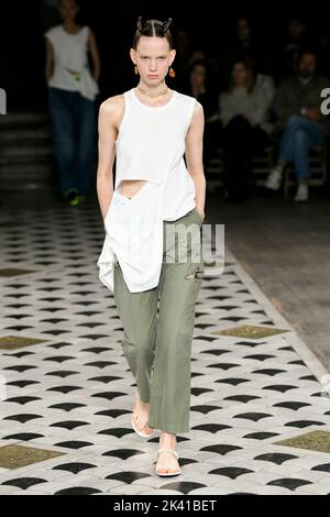 Paris, Frankreich. 28th Sep, 2022. UNDERCOVER SS23 runway during Paris fashion Week on September 2022 - Paris, France. 28/09/2022 Credit: dpa/Alamy Live News Stock Photo