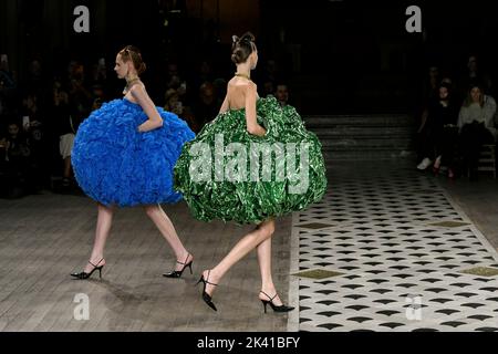 Paris, Frankreich. 28th Sep, 2022. UNDERCOVER SS23 runway during Paris fashion Week on September 2022 - Paris, France. 28/09/2022 Credit: dpa/Alamy Live News Stock Photo