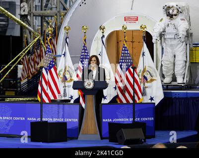 Houston, Texas, USA. 09th Sep, 2022. United States Vice President Kamala Harris speaks during a roundtable for the National Space Council Meeting at the NASA Johnson Space Center in Houston, Texas, USA, 09 September 2022. Credit: Adam Davis/Pool via CNP/dpa/Alamy Live News Stock Photo