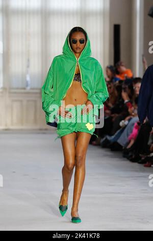 Model on the runway of Victoria/Tomas fashion show during Paris Fashion Week on September 28, 2022 in Paris, France. Photo by Alain Gil-Gonzalez/ABACAPRESS.COM Stock Photo