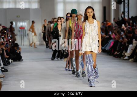 Model on the runway of Victoria/Tomas fashion show during Paris Fashion Week on September 28, 2022 in Paris, France. Photo by Alain Gil-Gonzalez/ABACAPRESS.COM Stock Photo