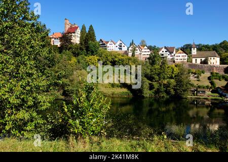 Berneck (part of Altensteig) in Northern Black Forest: View of town with castle and church above Lake Köllbach, Calw District, Baden-Württemberg Stock Photo