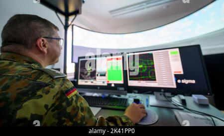 20 September 2022, Lower Saxony, Faßberg: A soldier of the German Armed Forces practices as an air traffic controller in a simulator on the grounds of the Faßberg air base. Photo: Philipp Schulze/dpa Stock Photo