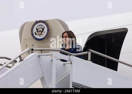 Pyeongtaek, South Korea. 29th Sep, 2022. US Vice President Kamala Harris disembarks from Air Force Two during her arrival at Osan Air Base in Pyeongtaek, South Korea, on Thursday, Sept. 29, 2022. North Korea fired two short-range ballistic missiles into waters off its east coast, ramping up tensions a day before Harris is set to visit the demilitarized zone that divides the two Koreas. (Photo by SeongJoon Cho/Pool via Credit: Sipa USA/Alamy Live News Stock Photo