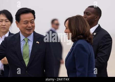 Pyeongtaek, South Korea. 29th Sep, 2022. US Vice President Kamala Harris disembarks from Air Force Two during her arrival at Osan Air Base in Pyeongtaek, South Korea, on Thursday, Sept. 29, 2022. North Korea fired two short-range ballistic missiles into waters off its east coast, ramping up tensions a day before Harris is set to visit the demilitarized zone that divides the two Koreas. (Photo by SeongJoon Cho/Pool via Credit: Sipa USA/Alamy Live News Stock Photo