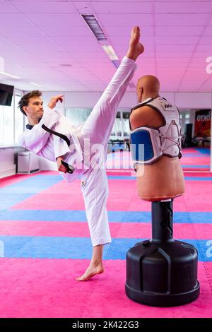 Stuttgart, Germany. 29th Sep, 2022. Taekwondo world champion Alexander Bachmann training in a training hall. Credit: Tom Weller/dpa/Alamy Live News Stock Photo