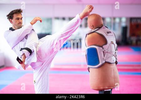 Stuttgart, Germany. 29th Sep, 2022. Taekwondo world champion Alexander Bachmann training in a training hall. Credit: Tom Weller/dpa/Alamy Live News Stock Photo