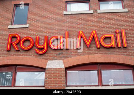 Slough, Berkshire, UK. 29th September, 2022. The Royal Mail Customer Service Point in Slough. Workers at the Royal Mail are to hold further strikes over their pay and terms and conditions. This time the strikes over 19 days will include Black Friday, Cyber Monday and the build up to Christmas. The strike action will include 13th, 20th and 25th October as well as 28th November 2022 Credit: Maureen McLean/Alamy Live News Stock Photo