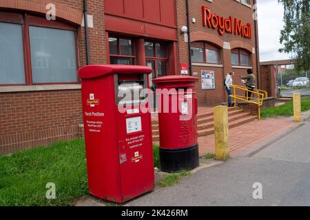 Slough, Berkshire, UK. 29th September, 2022. The Royal Mail Customer Service Point in Slough. Workers at the Royal Mail are to hold further strikes over their pay and terms and conditions. This time the strikes over 19 days will include Black Friday, Cyber Monday and the build up to Christmas. The strike action will include 13th, 20th and 25th October as well as 28th November 2022 Credit: Maureen McLean/Alamy Live News Stock Photo