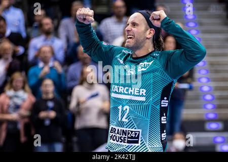 Stuttgart, Germany. 29th Sep, 2022. Handball: Bundesliga, TVB Stuttgart - TBV Lemgo Lippe, Matchday 6, Porsche Arena. Stuttgart's Silvio Heinevetter cheers. Credit: Tom Weller/dpa/Alamy Live News Stock Photo