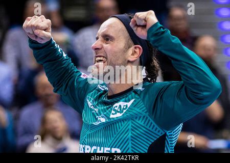 Stuttgart, Germany. 29th Sep, 2022. Handball: Bundesliga, TVB Stuttgart - TBV Lemgo Lippe, Matchday 6, Porsche Arena. Stuttgart's Silvio Heinevetter cheers. Credit: Tom Weller/dpa/Alamy Live News Stock Photo