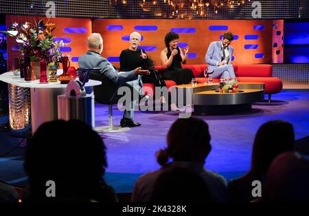 EDITORIAL USE ONLY Graham Norton, Jamie Lee Curtis, Lydia West and David Tennant during the filming for the Graham Norton Show at BBC Studioworks 6 Television Centre, Wood Lane, London, to be aired on BBC One on Friday evening. Picture date: Thursday September 29, 2022. Stock Photo