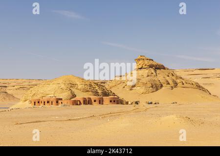 Wadi al Hitan, Faiyum, Egypt. Smalls building at Wadi el-Hitan paleontological site. Stock Photo