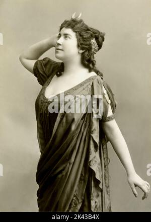 1895 ca , Paris , FRANCE : The celebrated french opera singer LOUISE GRANDJEAN ( 1870 - 1934 ) . Operatic soprano who was particularly admired for her portrayals of Richard Wagner and Giuseppe Verdi heroines . She began her career in Paris in 1894 where she became a popular and active singer until 1911. She also regularly appeared in Germany during the first decade of the twentieth century with great success. Photo by Paul Boyer , Paris . - BELLE EPOQUE - OPERA LIRICA - DIVA - DIVINA - OPERA LIRICA - CANTANTE - '800  - 800's ---  Archivio GBB Stock Photo