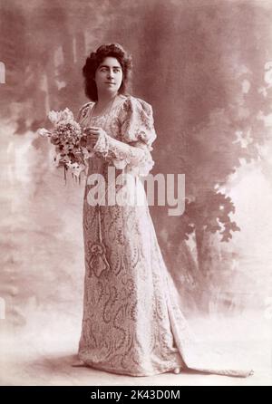 1895 ca , Paris , FRANCE : The celebrated french opera singer LOUISE GRANDJEAN ( 1870 - 1934 ) . Operatic soprano who was particularly admired for her portrayals of Richard Wagner and Giuseppe Verdi heroines . She began her career in Paris in 1894 where she became a popular and active singer until 1911. She also regularly appeared in Germany during the first decade of the twentieth century with great success. Unknown photographer . - BELLE EPOQUE - OPERA LIRICA - DIVA - DIVINA - OPERA LIRICA - CANTANTE - '800  - 800's ---  Archivio GBB Stock Photo