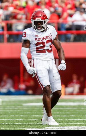 Lincoln, NE. U.S. 17th Sep, 2022. Oklahoma Sooners linebacker DaShaun White #23 in action during a NCAA Division 1 football game between Oklahoma Sooners and the Nebraska Cornhuskers at Memorial Stadium in Lincoln, NE. Oklahoma won 49-14.Attendance: 87,161.385th consecutive sellout.Michael Spomer/Cal Sport Media/Alamy Live News Stock Photo