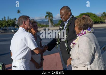 Secretary of Defense Lloyd J. Austin III and Charlene Austin  are welcomed to Joint Base Pearl Harbor-Hickam, Hawaii, by Adm. John C. Aquilino, Commander, U.S. Indo-Pacific Command, and his wife Laura, Sept. 28, 2022. Austin arrived in Hawaii after visitng service members in San Diego. While in Hawaii he will meet with key allies in the region and visit Red Hill Bulk Fuel Storage Facility. (DoD photo by Chad J. McNeeley) Stock Photo