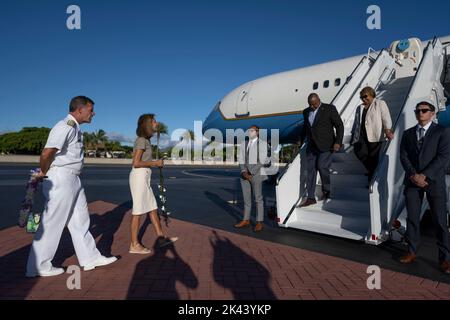 Secretary of Defense Lloyd J. Austin III and Charlene Austin  are welcomed to Joint Base Pearl Harbor-Hickam, Hawaii,  by Adm. John C. Aquilino, Commander, U.S. Indo-Pacific Command, and his wife Laura, Sept. 28, 2022. Austin arrived in Hawaii after visiting service members in San Diego. While in Hawaii he will meet with key allies in the region and visit Red Hill Bulk Fuel Storage Facility. (DoD photo by Chad J. McNeeley) Stock Photo