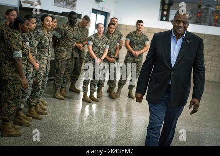 Secretary of Defense Lloyd J. Austin III visits with Marines stationed at Miramar Marine Corps Air Station, Calif., Sept. 28, 2022. (DoD photo by Chad J. McNeeley) Stock Photo