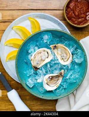 Fresh Maine oysters on ice Stock Photo