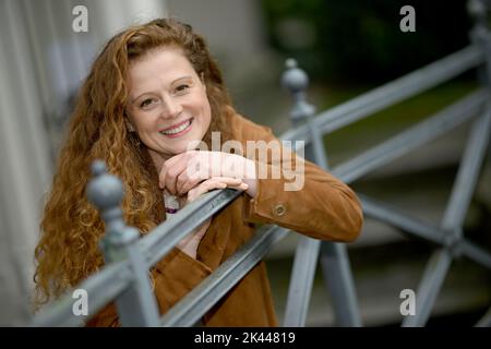 Berlin, Germany. 28th Sep, 2022. Actress Anja Antonowicz at an exclusive dpa photo shoot. Credit: Britta Pedersen/dpa/Alamy Live News Stock Photo