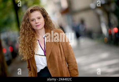 Berlin, Germany. 28th Sep, 2022. Actress Anja Antonowicz at an exclusive dpa photo shoot. Credit: Britta Pedersen/dpa/Alamy Live News Stock Photo