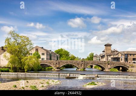 14 May 2022: Kendal, Cumbria, UK - Stramongate Bridge, which dates from 1794, and the River Kent at Kendal. On the right is the Riverside Hotel. Stock Photo