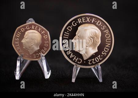 The Royal Mint unveils coin effigy of His Majesty King Charles III, designed by Martin Jennings. The King's portrait will first appear on a £5 and a 50p commemorating the life and legacy of Her Late Majesty Queen Elizabeth II. 29th September 2022. Worshipful Company of Cutlers Hall, London. Credit: Jeff Gilbert/Alamy Live News Stock Photo