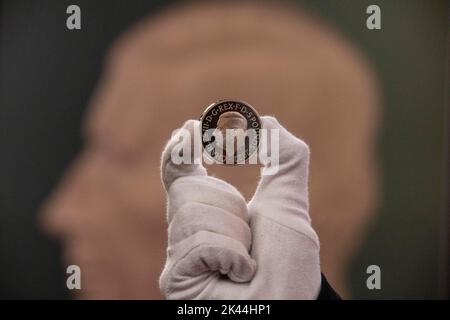 The Royal Mint unveils coin effigy of His Majesty King Charles III, designed by Martin Jennings. The KingÕs portrait will first appear on a £5 and a 50p commemorating the life and legacy of Her Late Majesty Queen Elizabeth II. 29th September 2022. Worshipful Company of Cutlers Hall, London. Credit: Jeff Gilbert/Alamy Live News Stock Photo