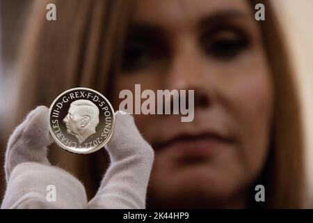 The Royal Mint unveils coin effigy of His Majesty King Charles III, designed by Martin Jennings. The King's portrait will first appear on a £5 and a 50p commemorating the life and legacy of Her Late Majesty Queen Elizabeth II. 29th September 2022. Worshipful Company of Cutlers Hall, London. Credit: Jeff Gilbert/Alamy Live News Stock Photo