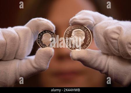 The Royal Mint unveils coin effigy of His Majesty King Charles III, designed by Martin Jennings. The King's portrait will first appear on a £5 and a 50p commemorating the life and legacy of Her Late Majesty Queen Elizabeth II. 29th September 2022. Worshipful Company of Cutlers Hall, London. Credit: Jeff Gilbert/Alamy Live News Stock Photo