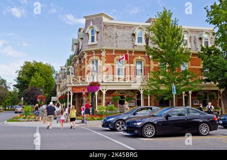 Niagara-on-the-Lake, Ontario, Canada.  Tourists near the Prince-of-Wales hotel in NOTL, ON. Stock Photo