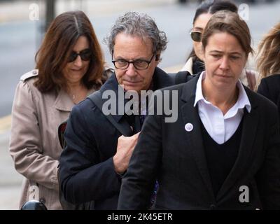 EDITORS PLEASE NOTE: IPSO have advised the family of Molly Russell have requested that her sisters should not be named in media coverage to protect their privacy. Permission has been granted for her mother and sister to be photographed on the 30/09/2022 arriving at court Molly Russell's mother Janet (left) and father Ian Russell arrive at Barnet Coroner's Court Barnet Coroner's Court, north London, during the inquest into the death of schoolgirl Molly Russell. Picture date: Friday September 30, 2022. Stock Photo