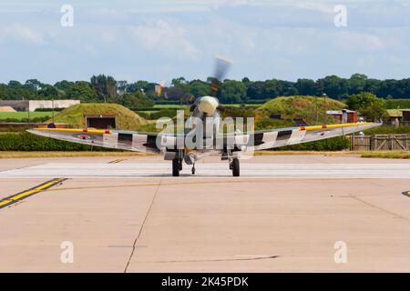 Private owned 2 seater trainer Spitfire Mk IXT, MJ627 taxiing at RAF Waddington Air Show, 2005. Waddington, Lincolnshire, England. Stock Photo