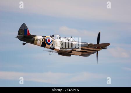 Private owned 2 seater trainer Spitfire Mk IXT, MJ627 airborne at RAF Waddington Air Show, 2005. Waddington, Lincolnshire, England. Stock Photo